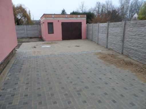 Rekonstrukce vjezdu a nový betonový plot – Olomouc, Nemilany